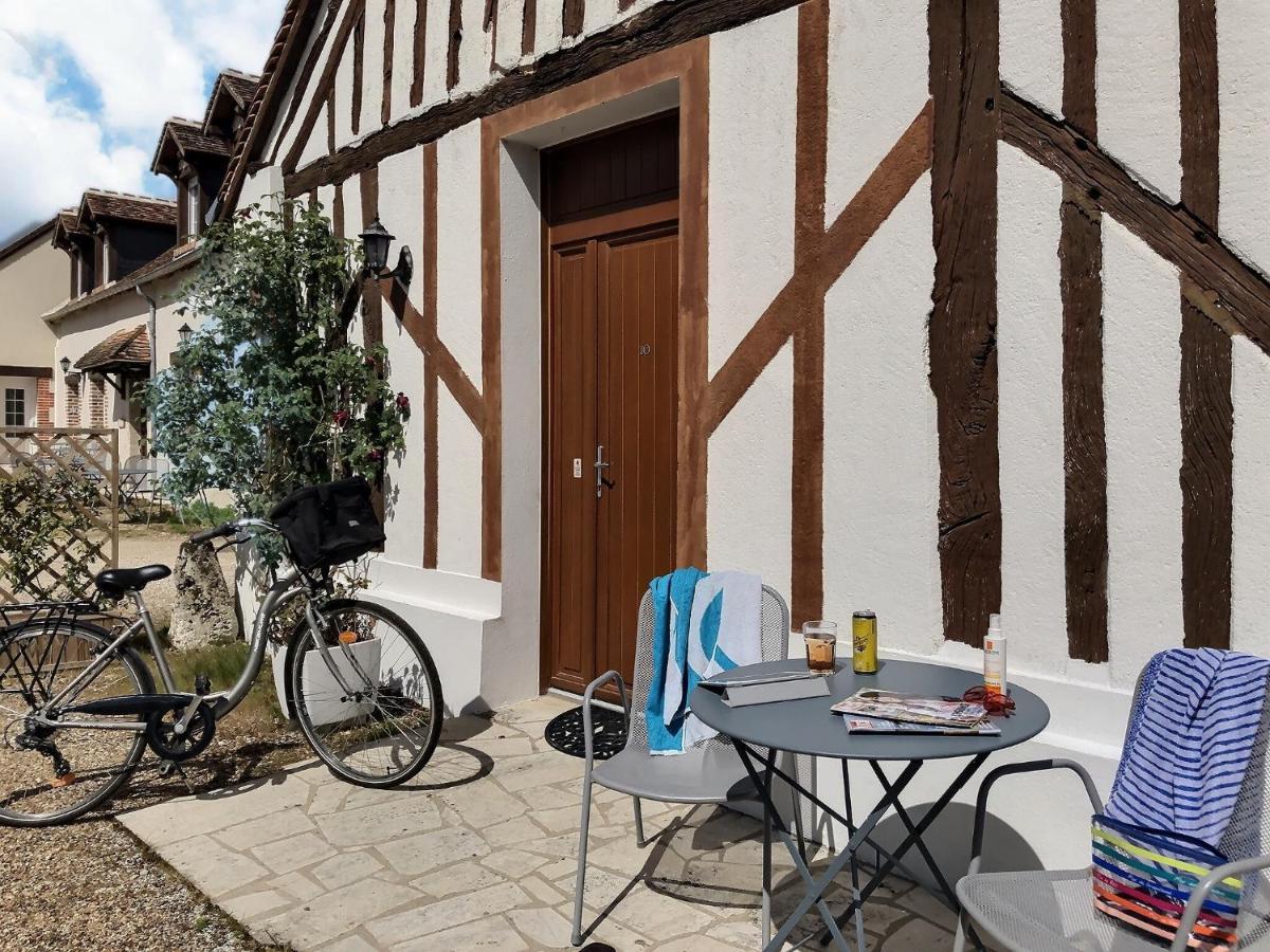 Logis Hotel Du Cygne Bracieux Exteriör bild