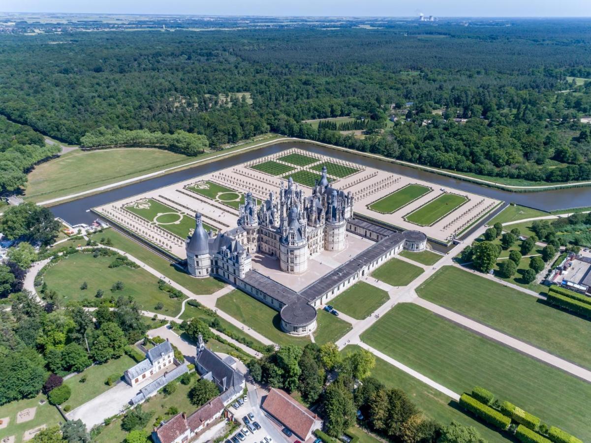 Logis Hotel Du Cygne Bracieux Exteriör bild