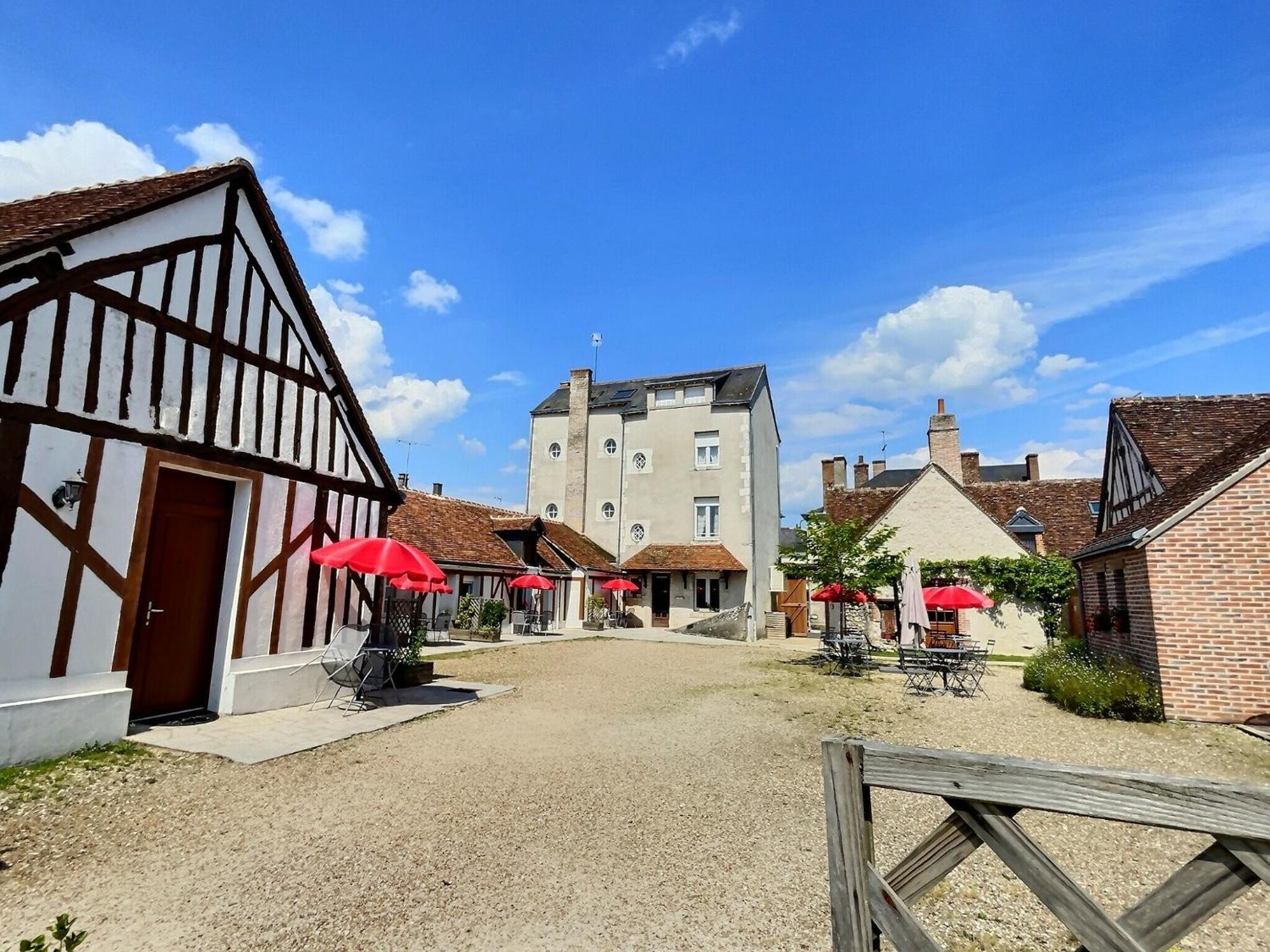 Logis Hotel Du Cygne Bracieux Exteriör bild