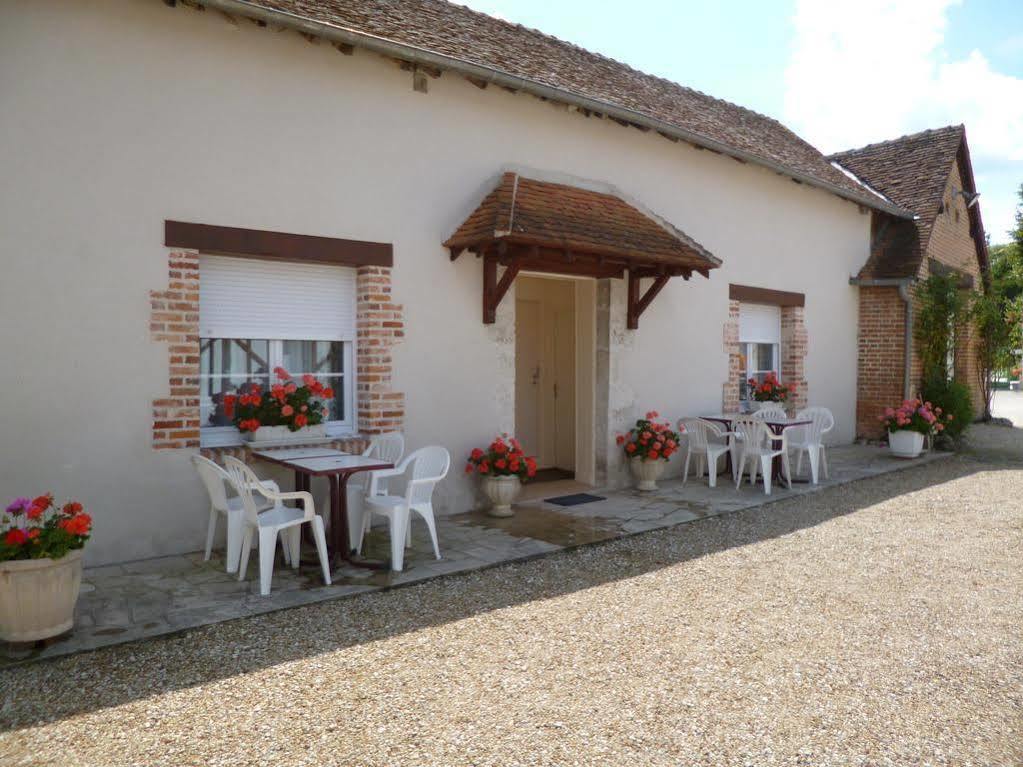 Logis Hotel Du Cygne Bracieux Exteriör bild