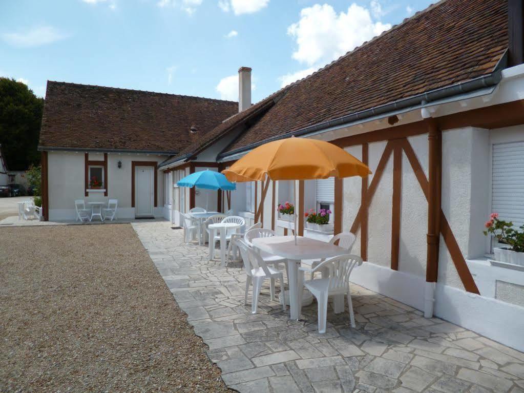 Logis Hotel Du Cygne Bracieux Exteriör bild